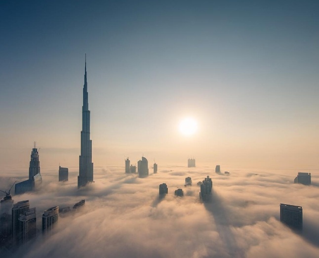 Thai tu Dubai chia se canh bien may bao phu Burj Khalifa hinh anh