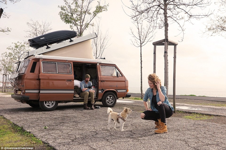 Cap doi lang thang chau Au cung cho cung hinh anh