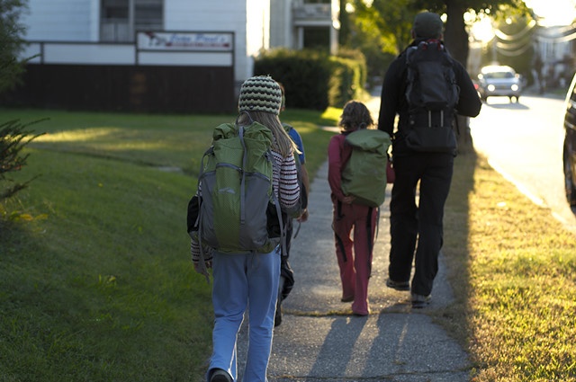 Cach giu an toan cho con khi di du lich anh 7