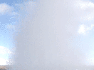 Suoi nghin tuoi phun cot nuoc soi cao 30 m hinh anh