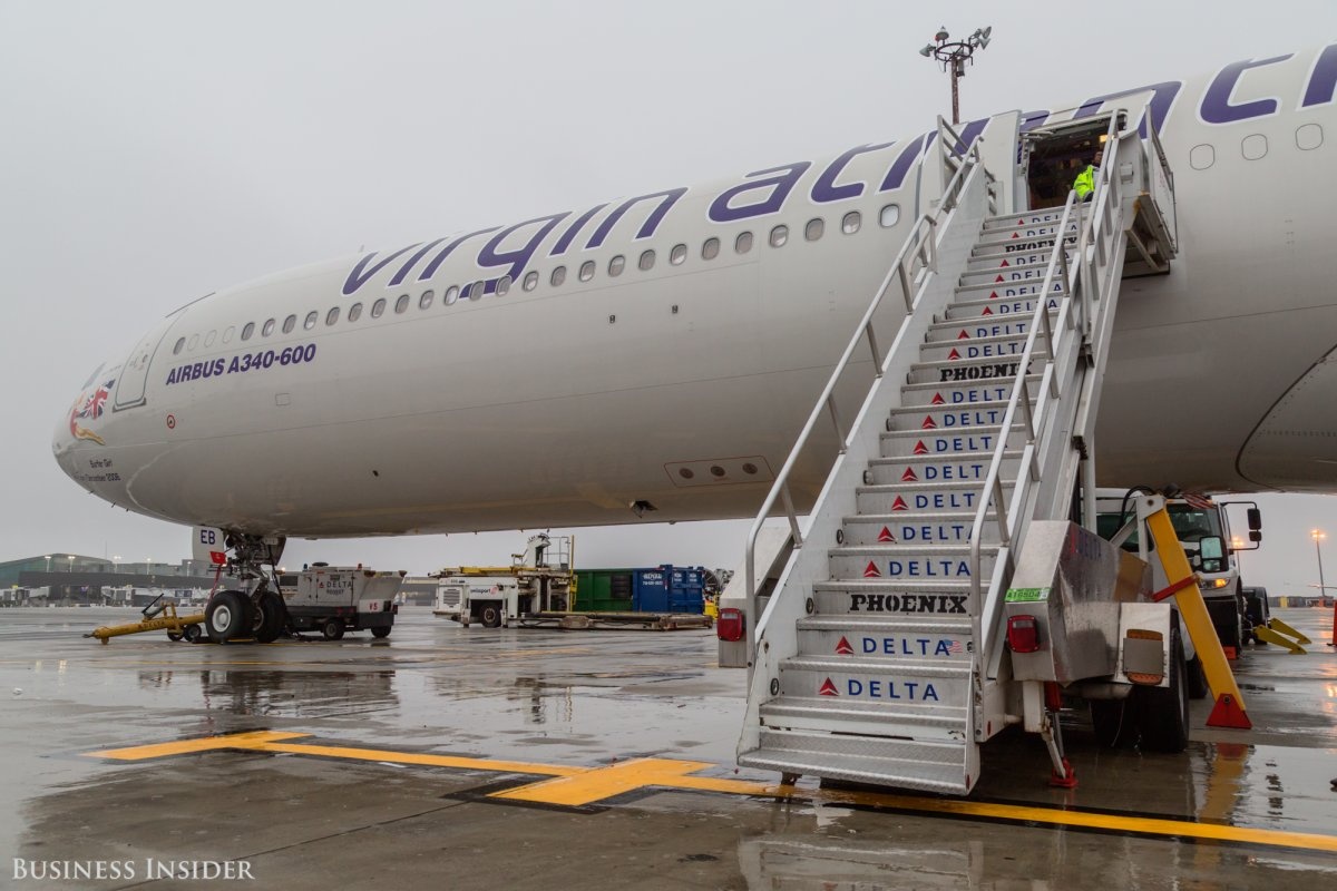 Phi cong tiet lo 11 mat ngu hanh khach khong hay biet anh 11