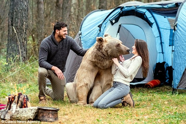 Cap doi cam trai cung gau xam o Nga anh 2