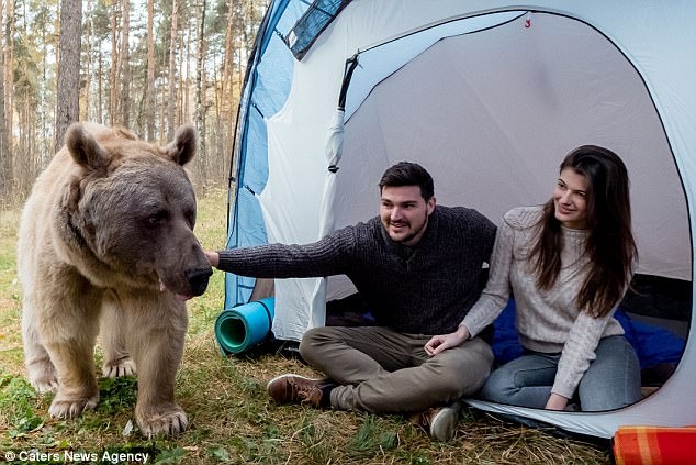 Cap doi cam trai cung gau xam o Nga anh 3