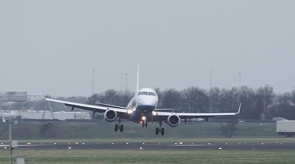 Video gio thoi tat may bay hon 300 tan hinh anh