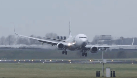 Gio thoi tat may bay hon 300 tan hinh anh