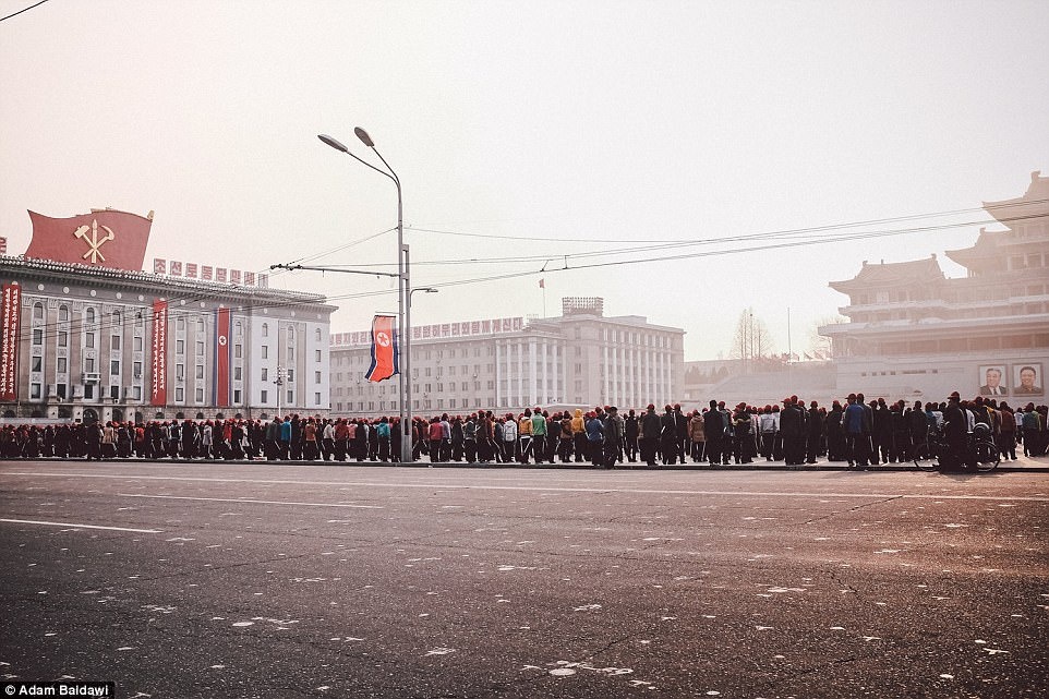 Phong vien bi mat gia lam du khach de chup anh Tri anh 15