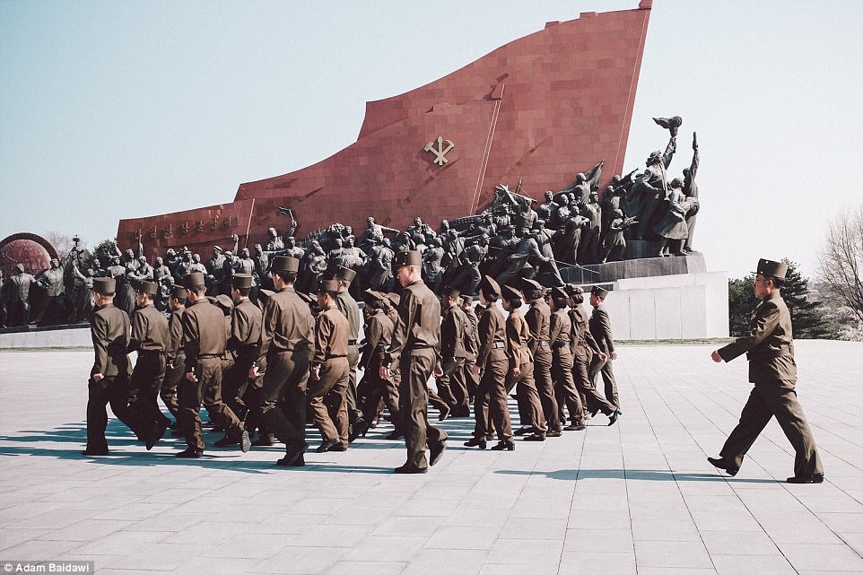 Phong vien bi mat gia lam du khach de chup anh Tri anh 2