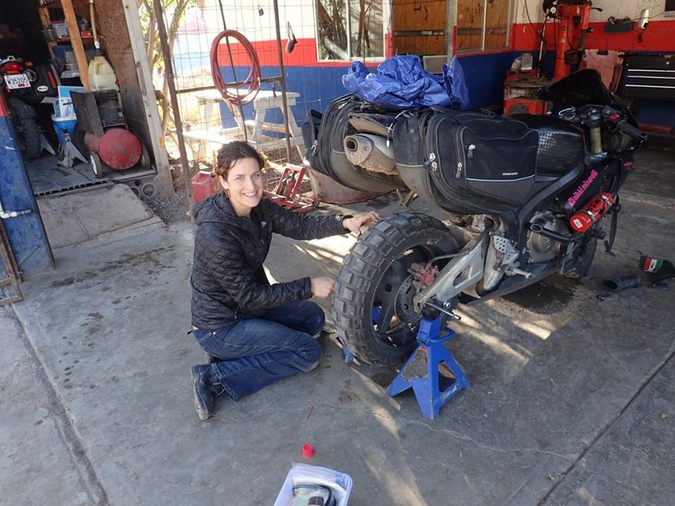 Co gai chay xe phan khoi lon chu du the gioi anh 9