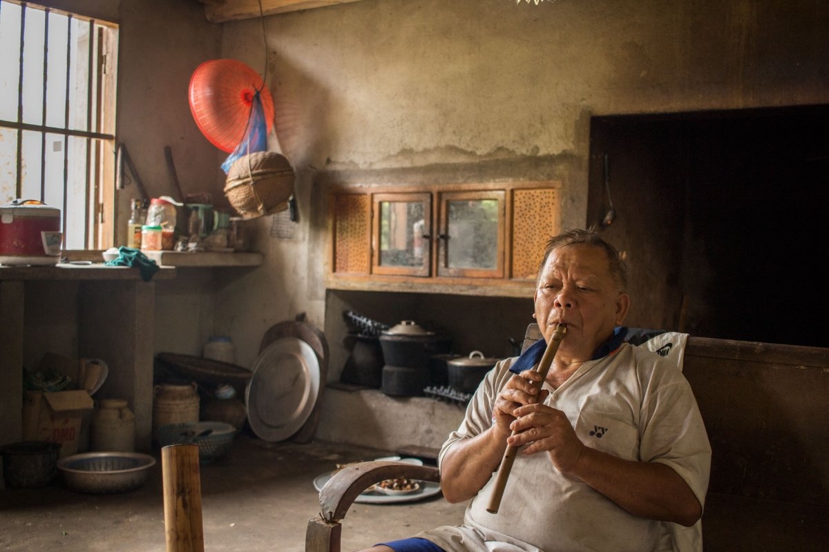 Khach Tay o lang ngheo heo lanh cua Viet Nam anh 6