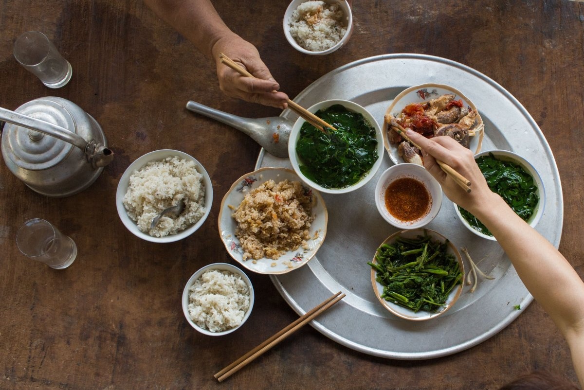 Khach Tay yeu lang ngheo heo lanh cua Viet Nam hinh anh