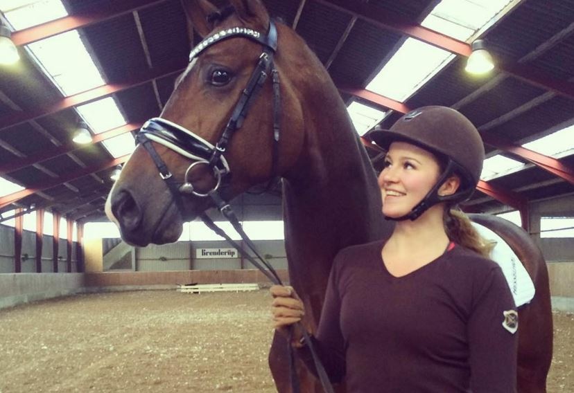 Nu ty phu tre nhat the gioi di du lich nhu the nao hinh anh