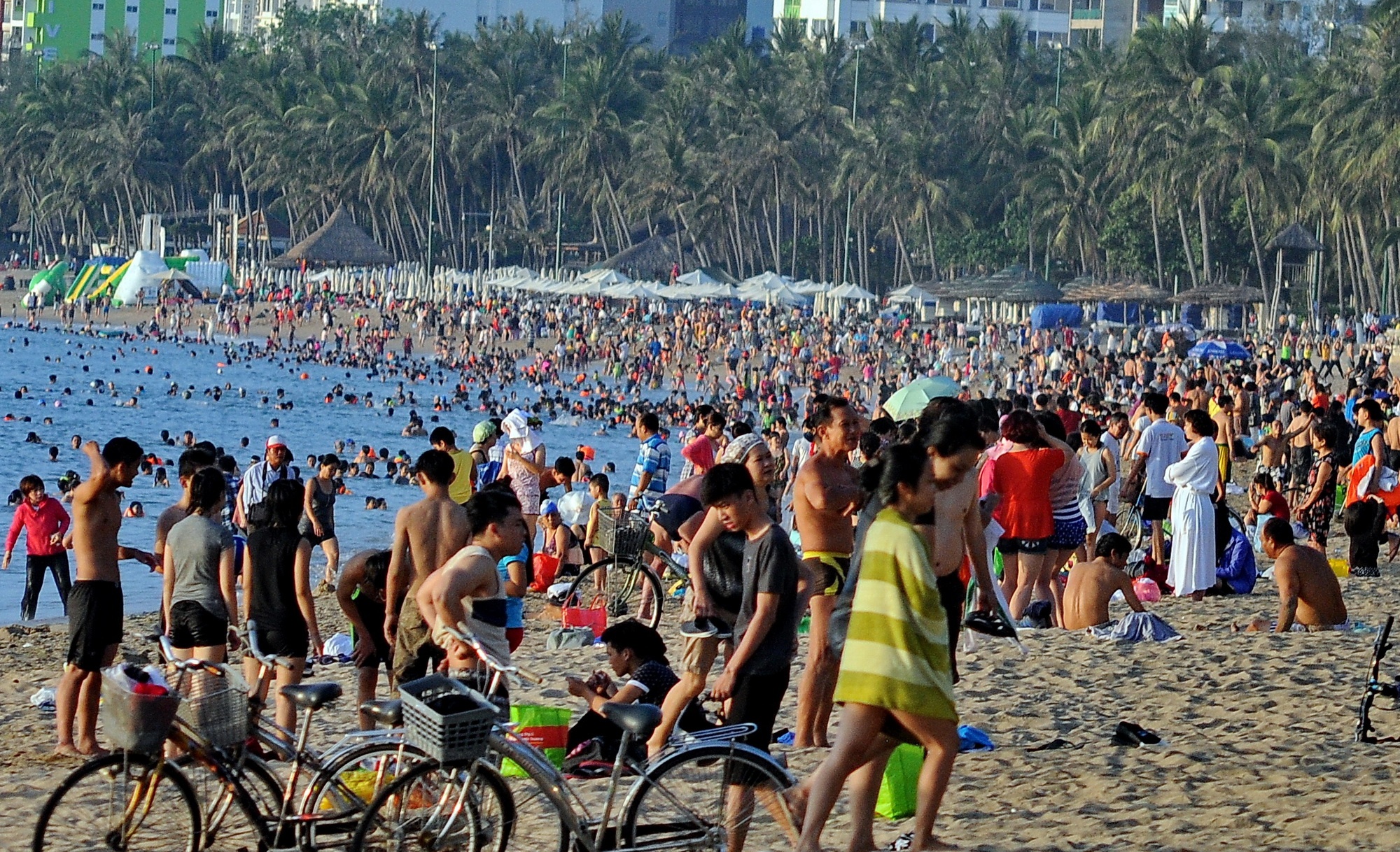 Bai bien Nha Trang dong nghet nguoi ngay nghi le 30/4 hinh anh