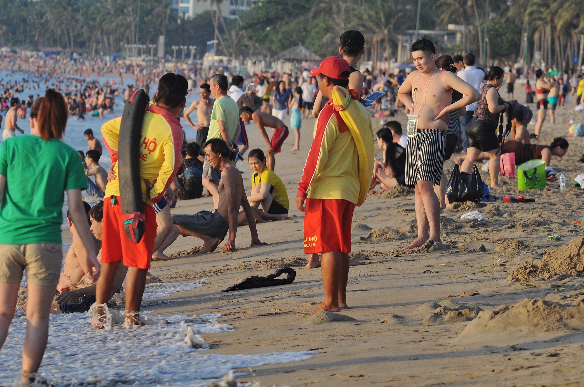 Bai bien Nha Trang dong nghet dip le anh 3