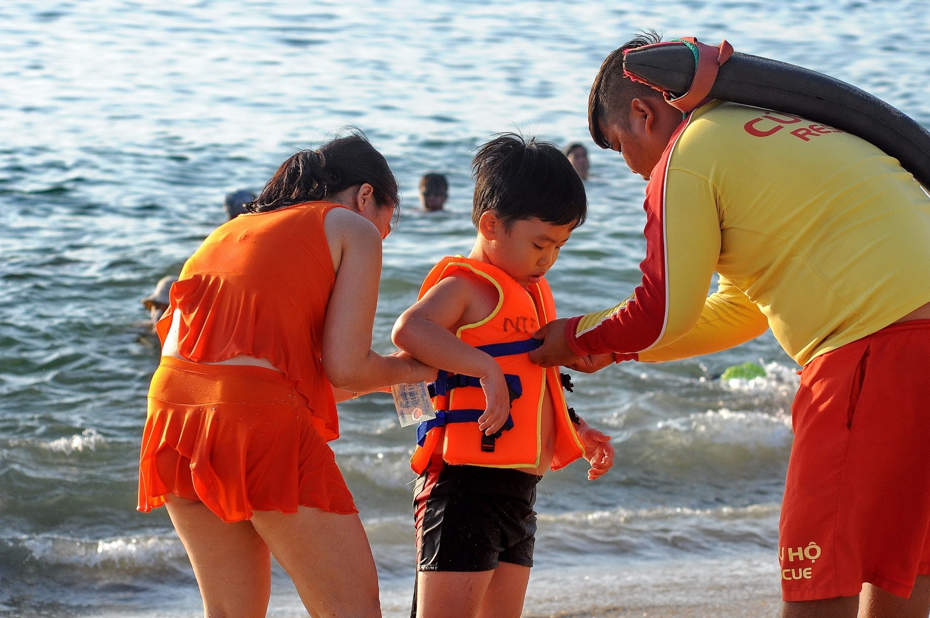 Bai bien Nha Trang dong nghet dip le anh 4