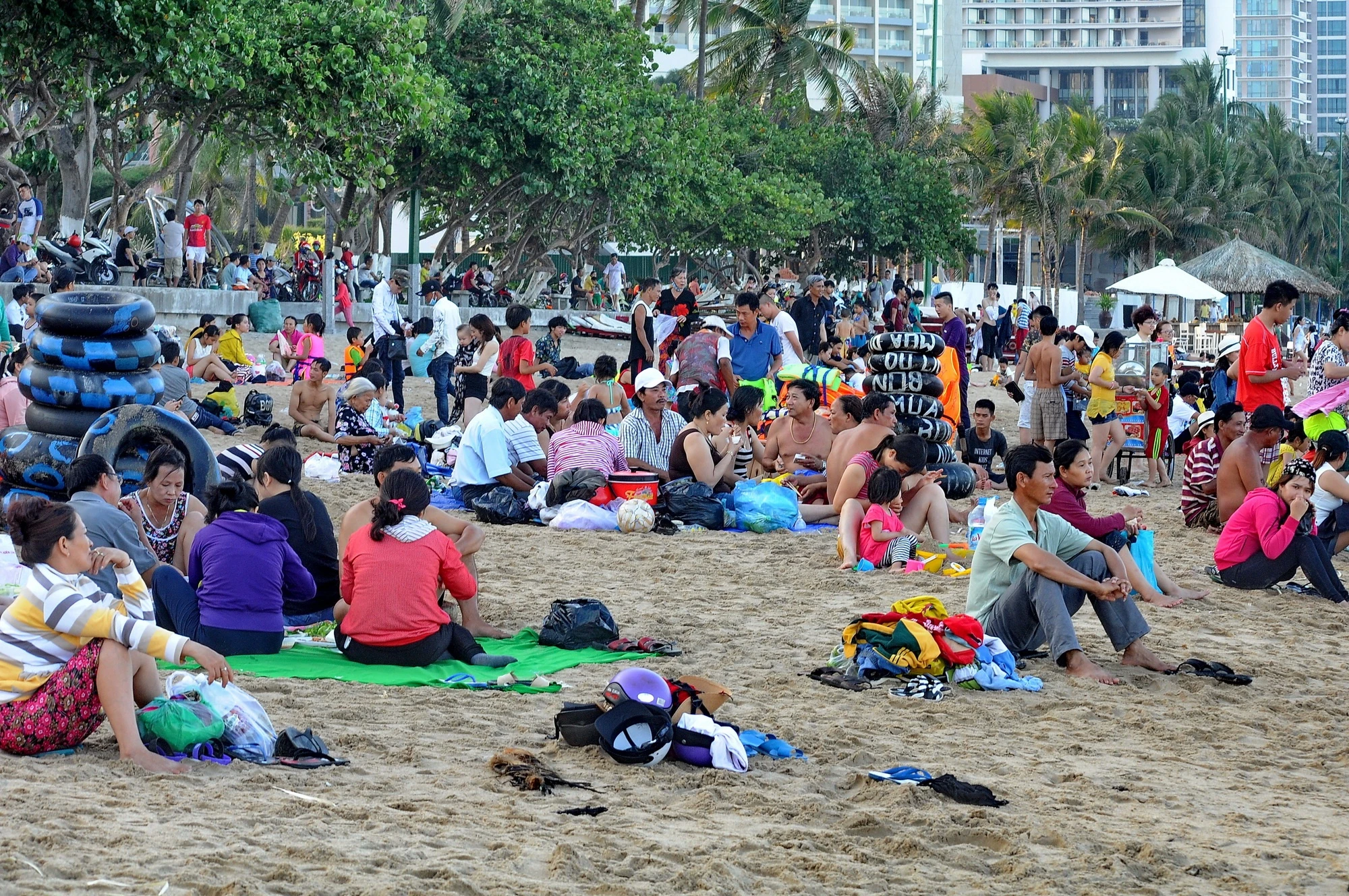 Bai bien Nha Trang dong nghet dip le anh 8