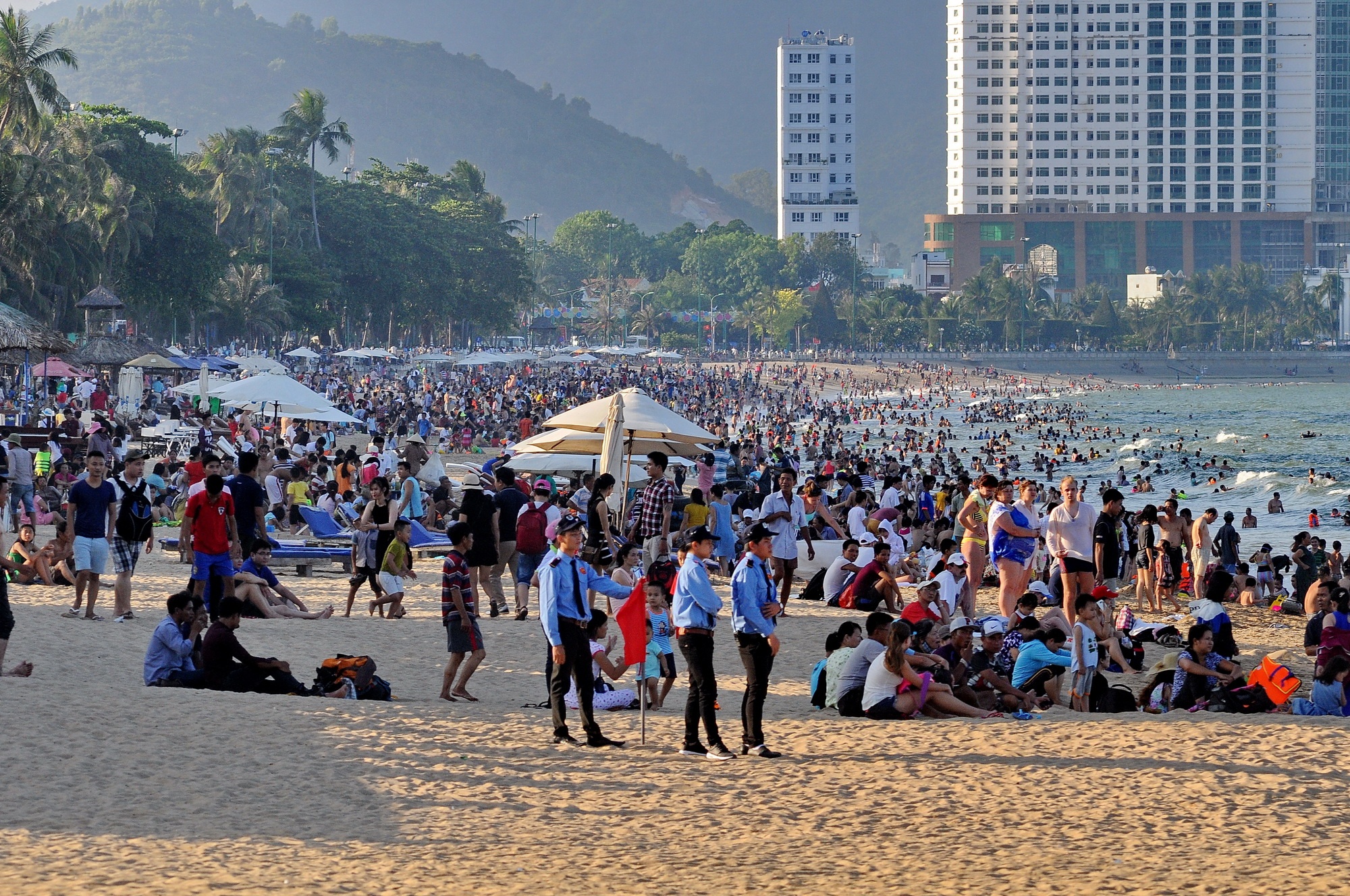 Bai bien Nha Trang dong nghet dip le anh 10