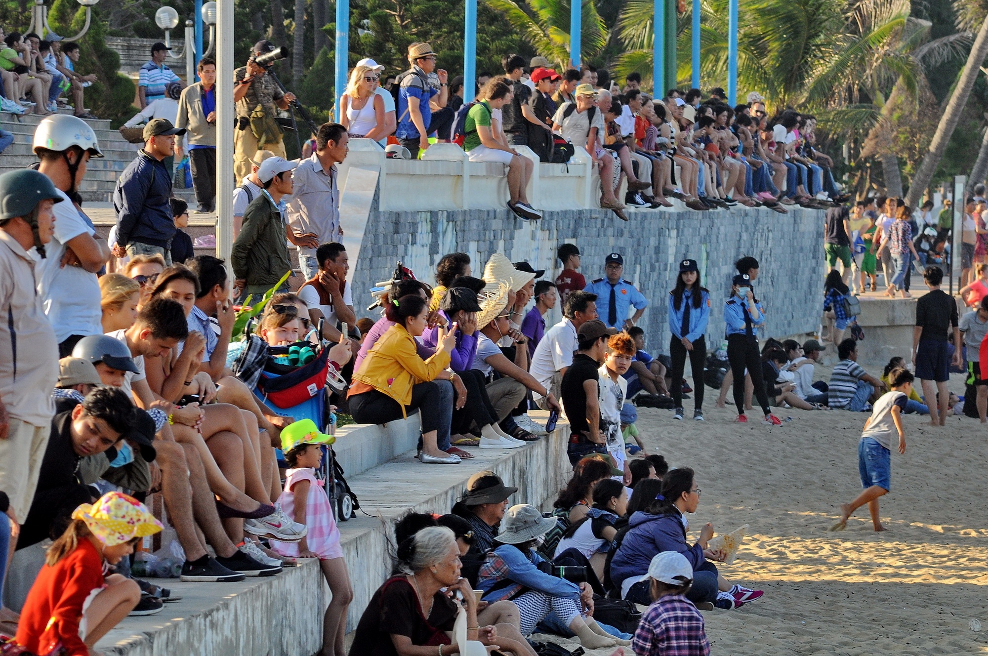 Bai bien Nha Trang dong nghet dip le anh 11