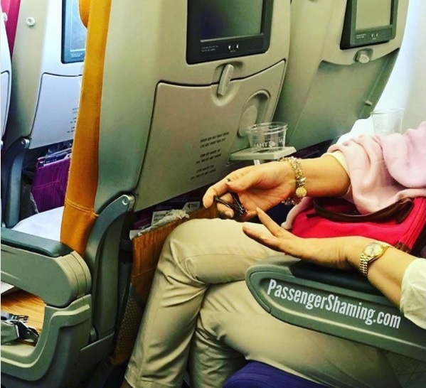 Nhung hanh dong kho do cua khach di may bay anh 12