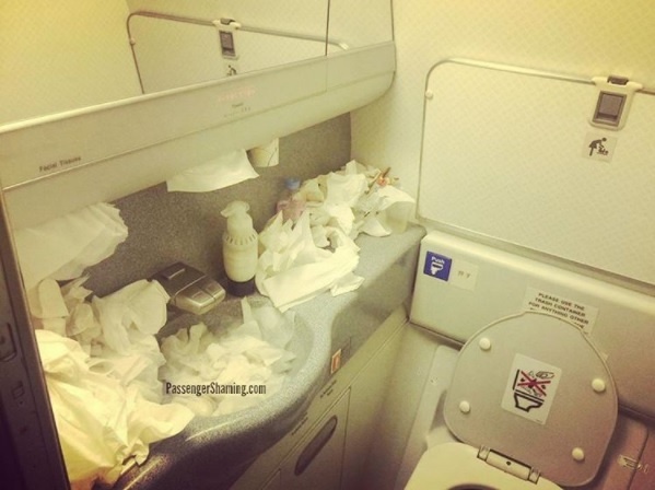 Nhung hanh dong kho do cua khach di may bay anh 16