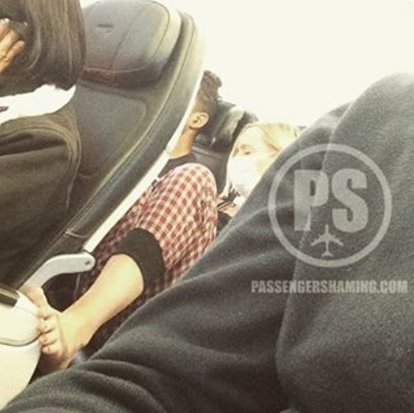 Nhung hanh dong kho do cua khach di may bay anh 4