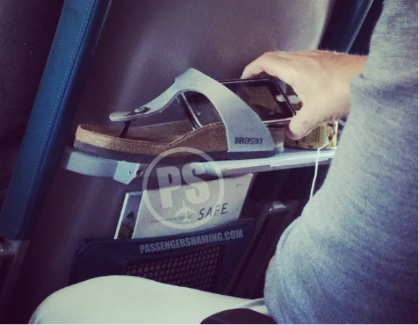 Nhung hanh dong kho do cua khach di may bay anh 6