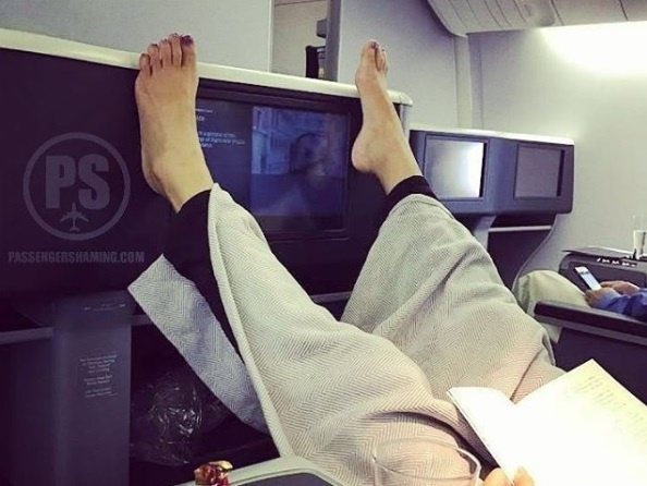 Hanh dong ngang nguoc cua khach di may bay hinh anh