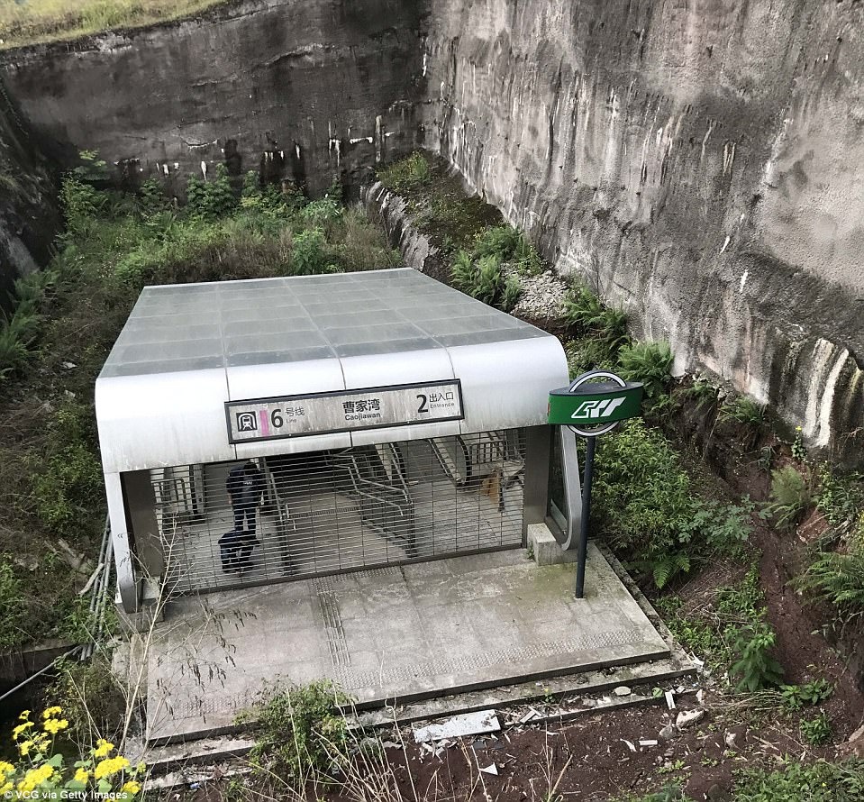 Ga tau dien ngam hien dai giua dong khong mong quanh anh 1