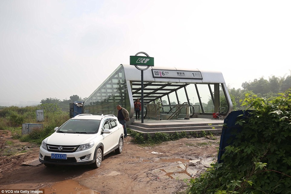Ga tau dien ngam hien dai giua dong khong mong quanh anh 11