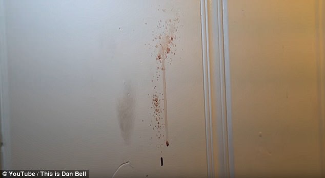 Phong khach san co mau tren tuong va bai non trong nha tam hinh anh