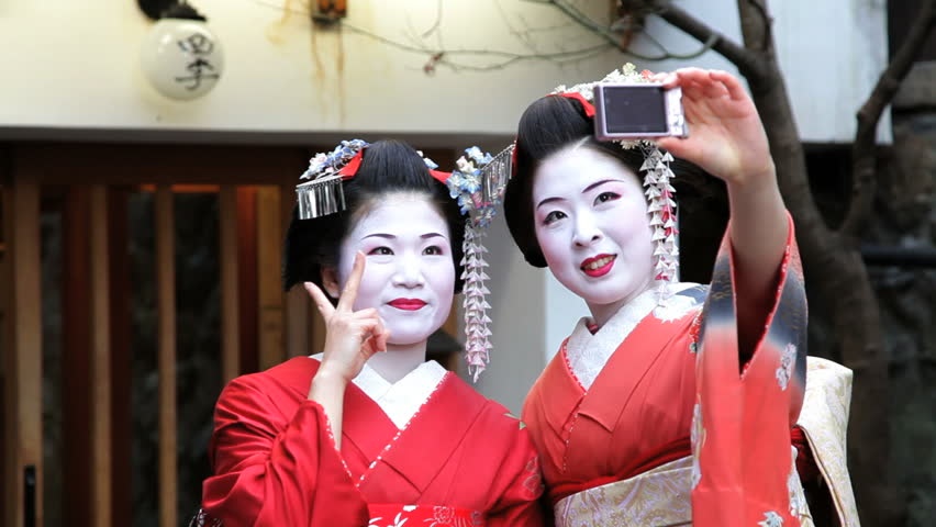 Su that ve geisha thoi hien dai hinh anh