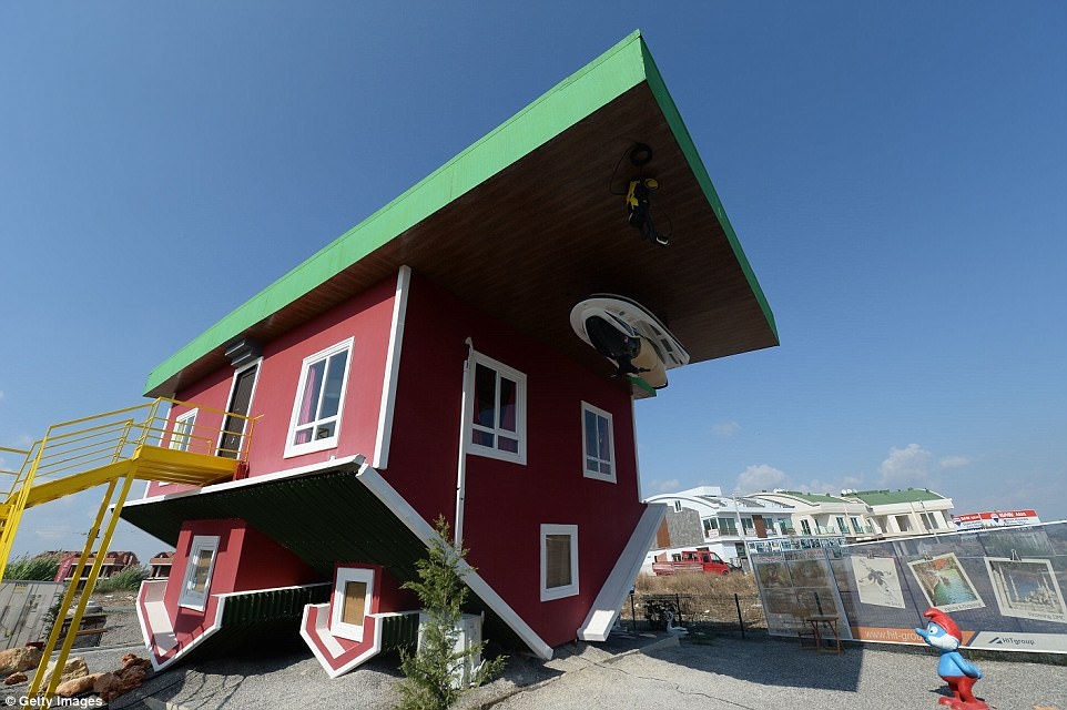 Những ngôi nhà lộn ngược kỳ quặc trên thế giới ảnh 13 Nhung ngoi nha lon nguoc ky quac tren the gioi anh 13