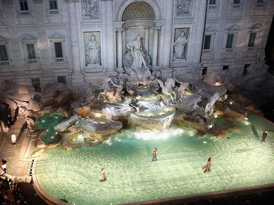 1, 5 trieu USD tien xu o dai phun nuoc Trevi di dau? anh 2