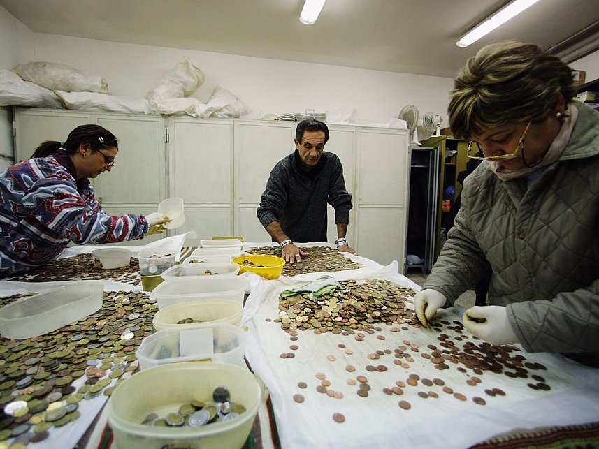 1, 5 trieu USD tien xu o dai phun nuoc Trevi di dau? anh 4