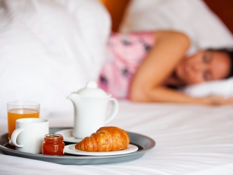 Cu xu the nao de khong bi ghet khi o khach san 5 sao? hinh anh