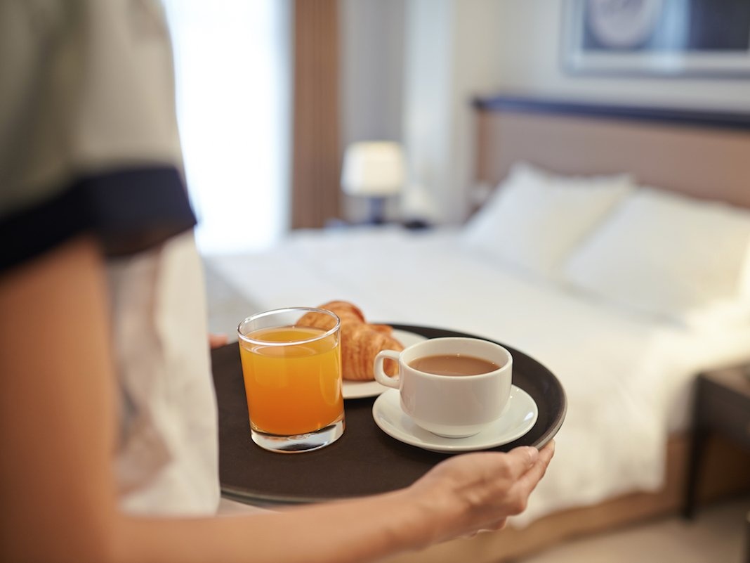 Cu xu the nao khi o khach san nam sao? anh 2