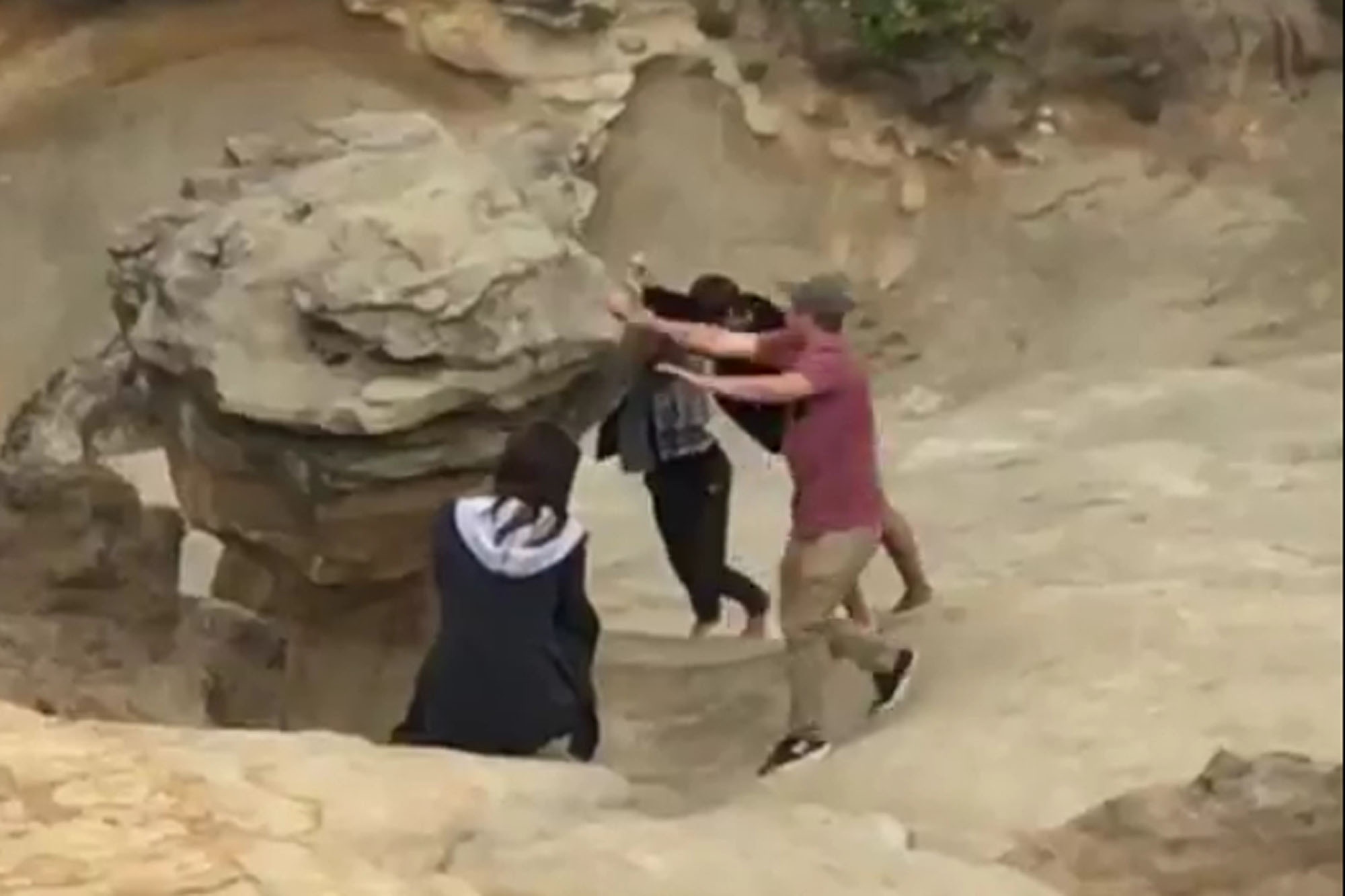 Nhung ky quan thien nhien bi du khach pha huy anh 2