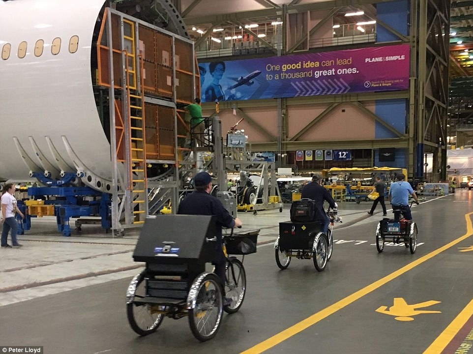 Xuong may bay toi mat trong toa nha rong nhat anh 10