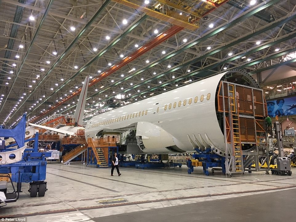 Xuong may bay trong toa nha rong nhat the gioi hinh anh