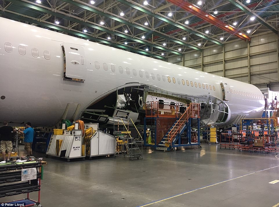 Xuong may bay toi mat trong toa nha rong nhat anh 13