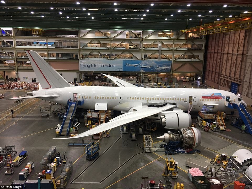 Xuong may bay toi mat trong toa nha rong nhat anh 3