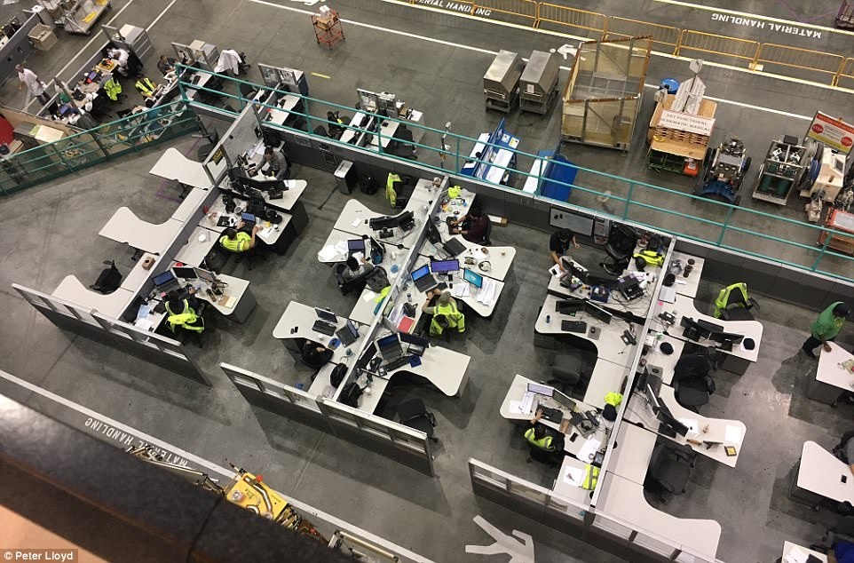 Xuong may bay toi mat trong toa nha rong nhat anh 4