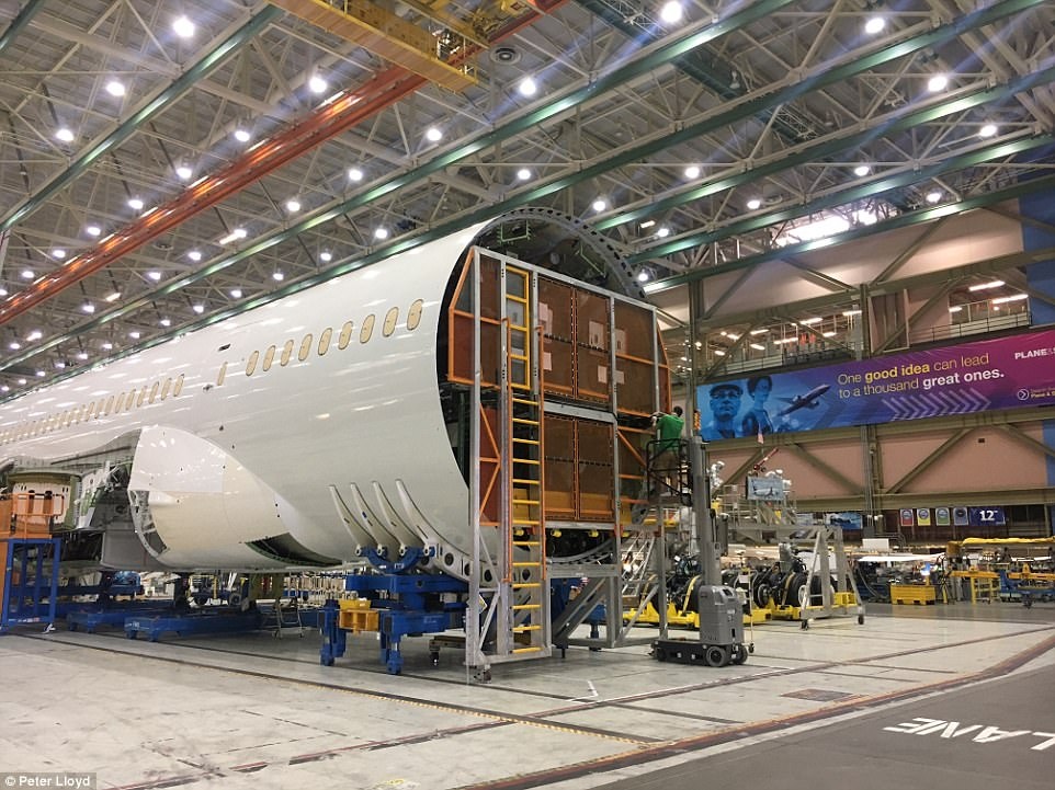 Xuong may bay toi mat trong toa nha rong nhat anh 6