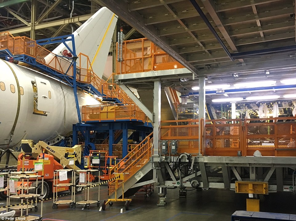 Xuong may bay toi mat trong toa nha rong nhat anh 7