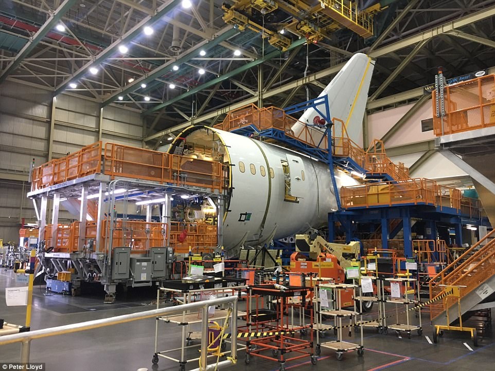 Xuong may bay toi mat trong toa nha rong nhat anh 8