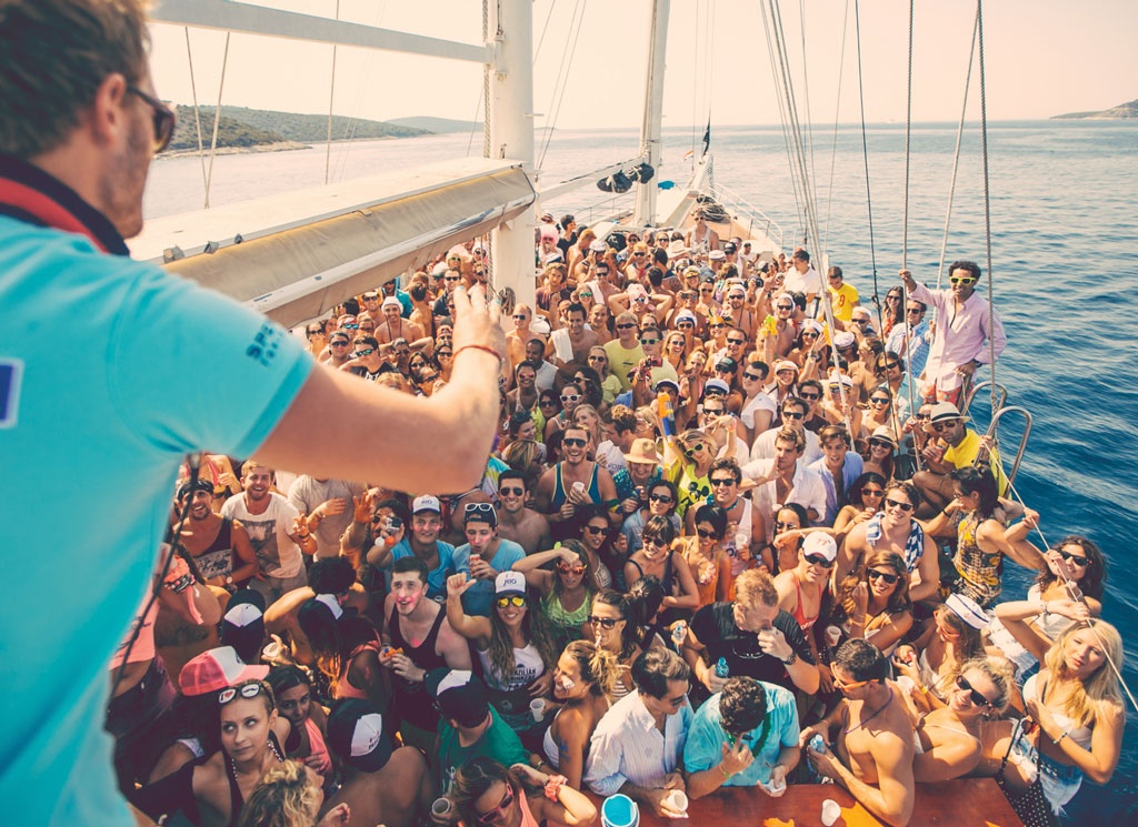 Dao tiec tung cam khach an mac ho hang va say xin anh 8