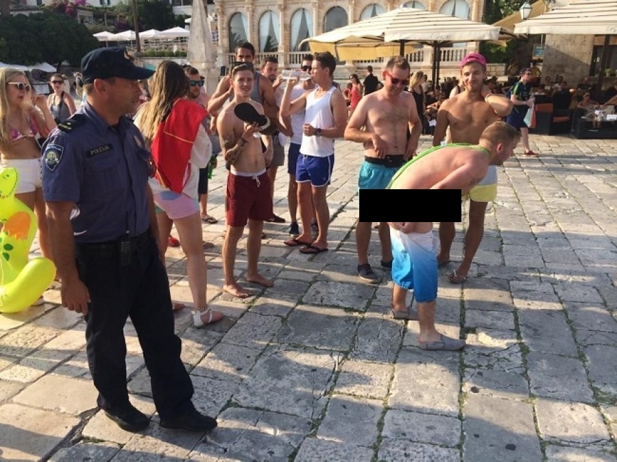 Dao tiec tung cam khach an mac ho hang va say xin anh 4