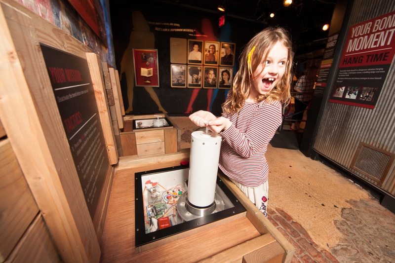 Tro choi can nao va xe cua James Bond o bao tang gian diep My anh 15