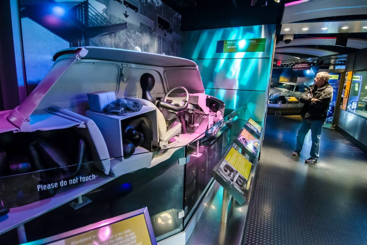 Tro choi can nao va xe cua James Bond o bao tang gian diep My anh 18