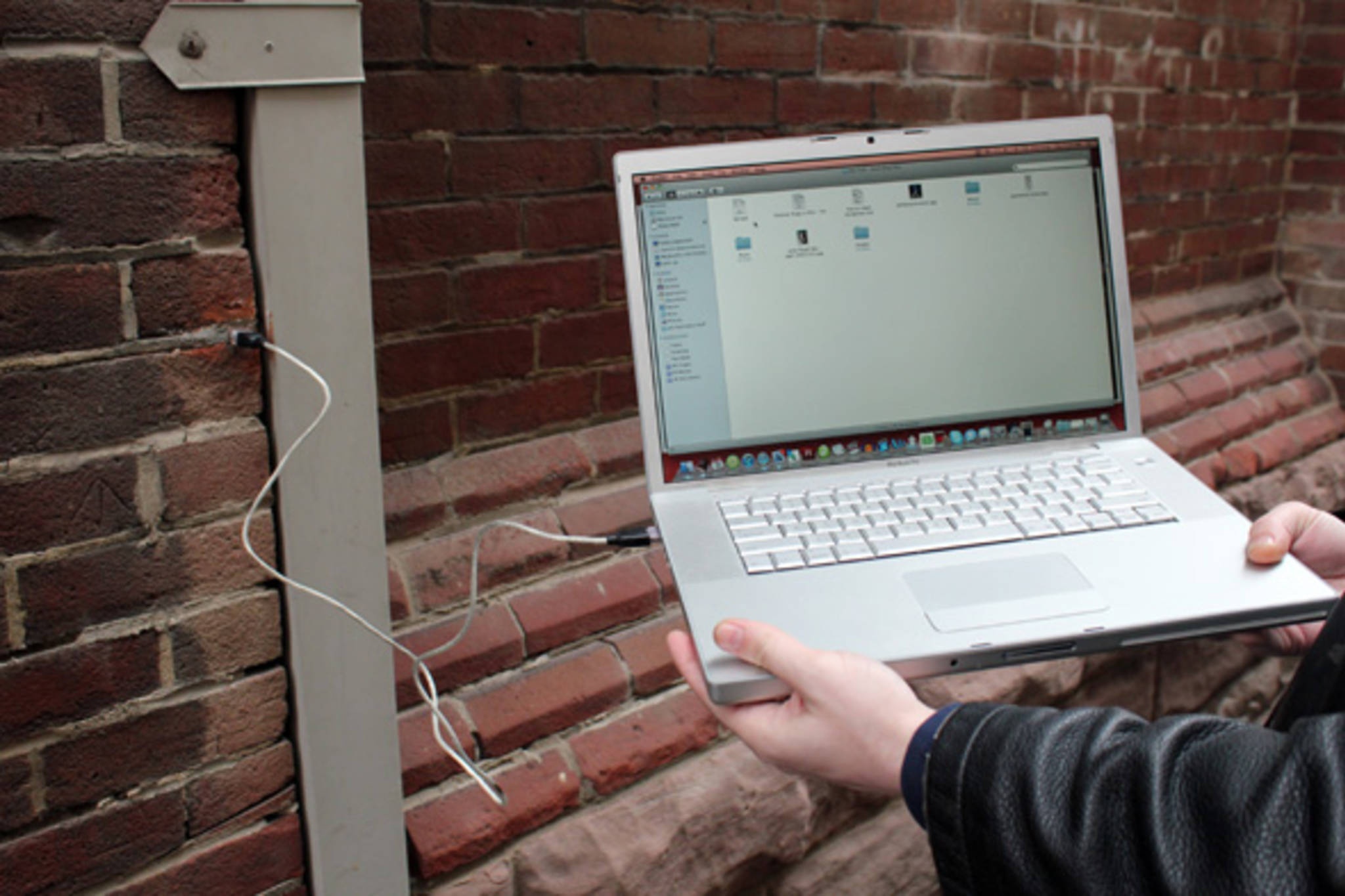 Bi mat trong nhung chiec USB ky la noi cong cong hinh anh