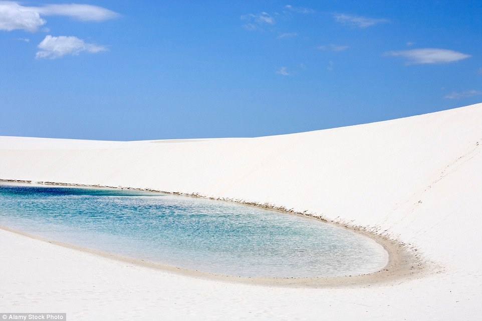 Sa mac bien thanh nghin ho boi xanh biec anh 10